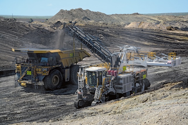 The new Eagle Pass Mine began selectively mining the thin coal seams with a Wirtgen type 4200 SM surface miner in October 2015.