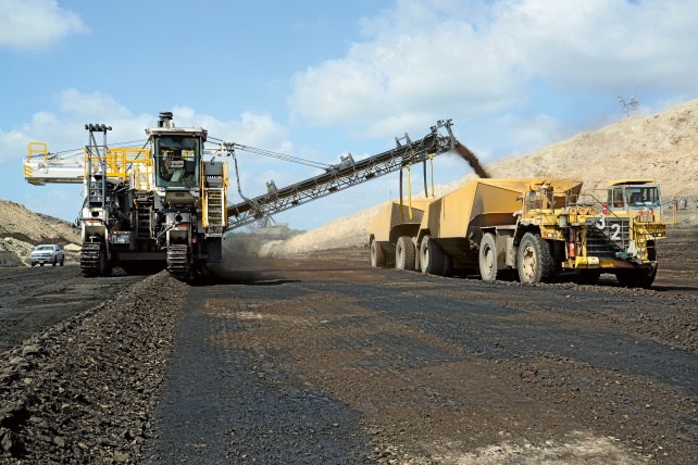 The Wirtgen 4200 SM cuts lignite 30 cm deep. It also pre-crushes the coal prior to loading.