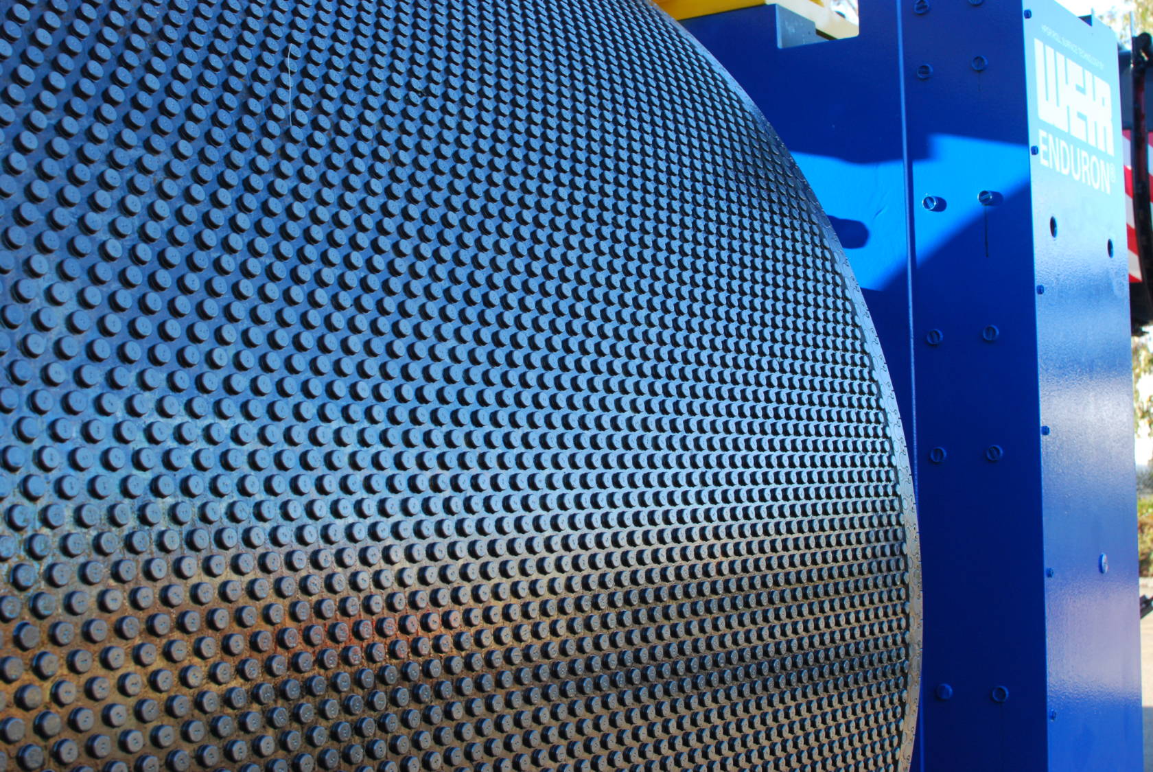 Enduron® HPGRs maintain optimum pressure across the entire feed thanks to their skewing, spring-loaded lateral walls.