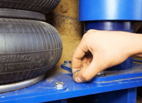 Air springs from Continental effectively reduce vibrations. In future, the air spring will provide information on pressure, temperature and positioning thanks to integrated sensor technology.