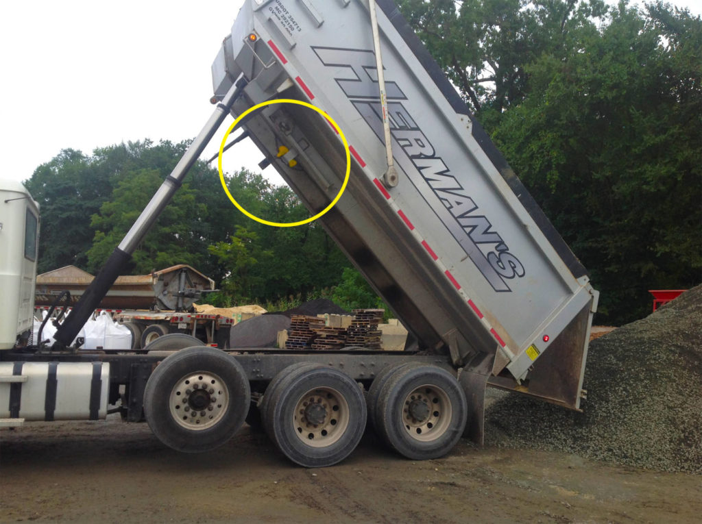 The Cougar DC 2500 vibrates the frame spine,
which agitates the material adhered to the bed.