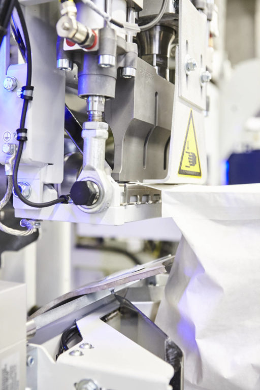 When filling with SEAL technology, a sleeve in the specially designed filling spout inflates and seals the valve bag so that no product escapes. After dust-free filling, the bag valve is ultrasonically welded.