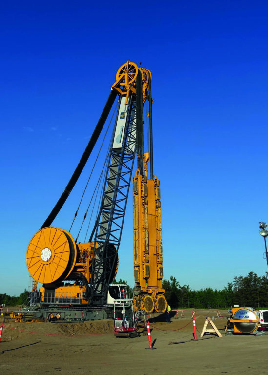 A BAUER BC 50 cutter on a BAUER MC 96 duty-cycle crane is used for bulk sampling
to a maximum depth of 250 m.