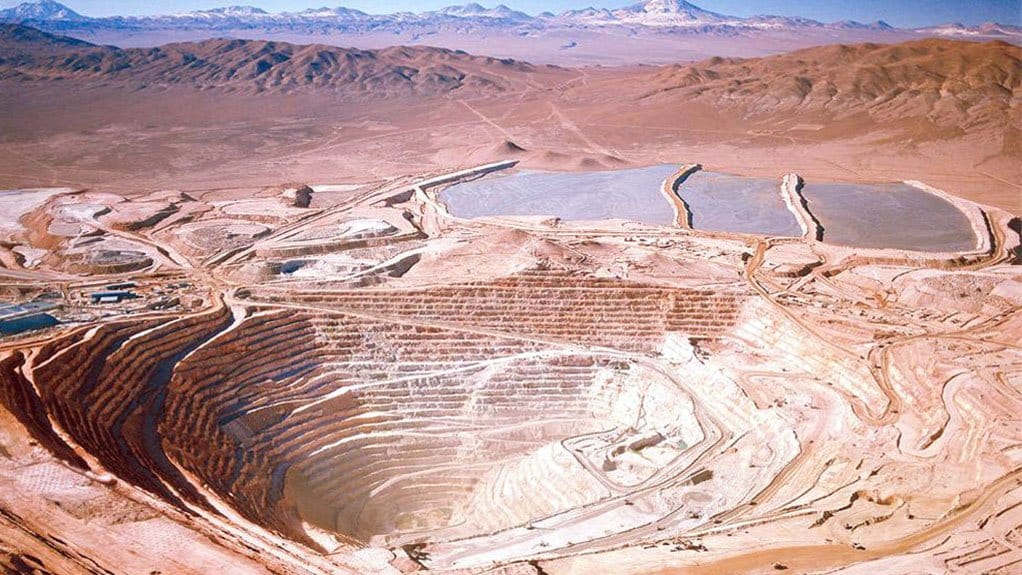 Chile copper output edges down in March