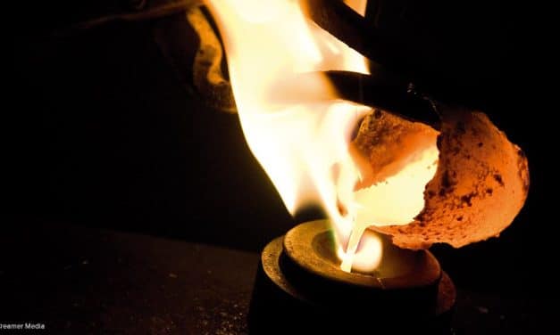 Gold blazes through $3 900/oz to new records as investors flee uncertainty