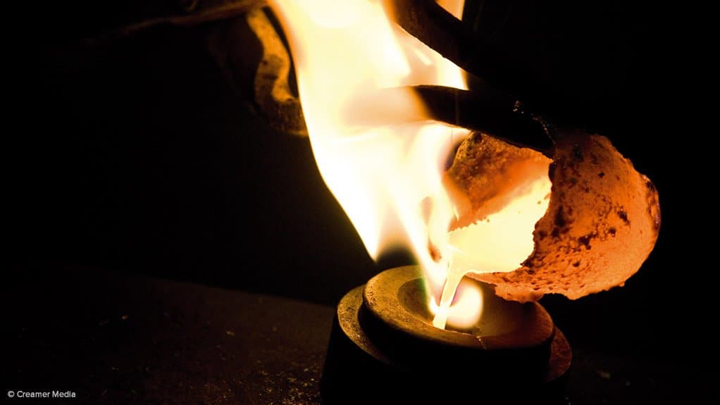 Gold blazes through $3 900/oz to new records as investors flee uncertainty